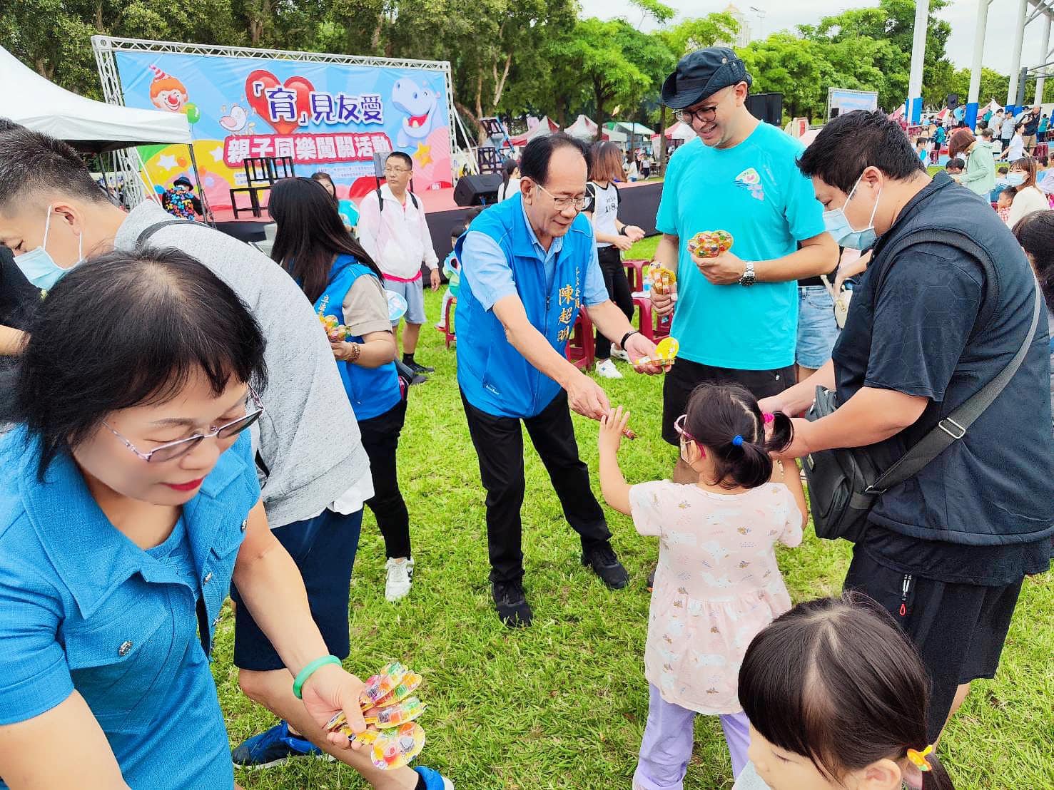 陳超明 山城友愛基金會舉辦親子闖關活動，竹南運動公園湧入超過700名大、小朋友一起同樂