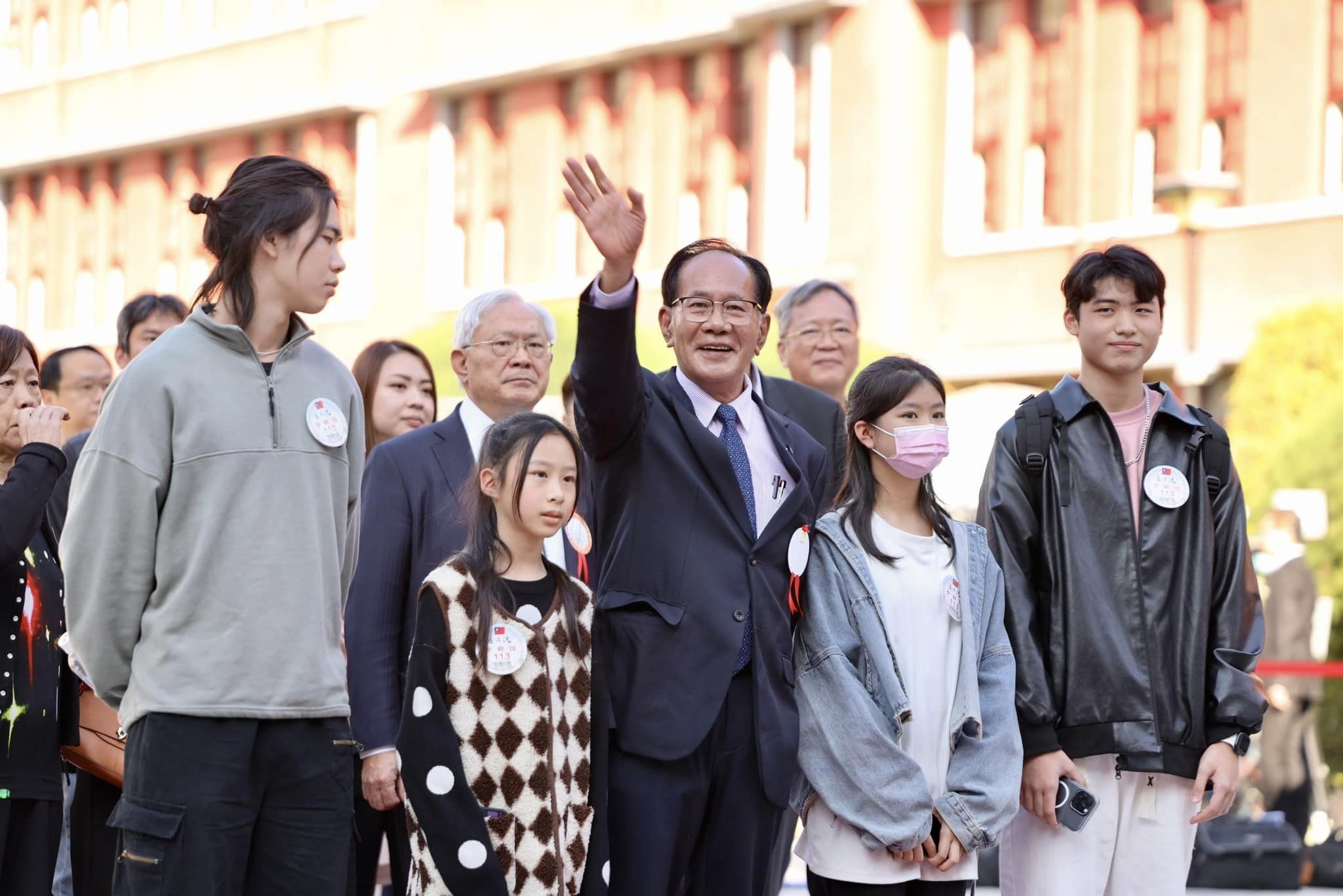 今天是第11屆立法委員宣誓就職的日子，感謝我的家人及服務團隊陪我一起走入立法院